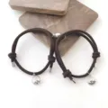 Vue détaillée de bracelets tressés magnétiques pour couple avec breloques de vagues. - Brun Foncé