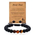 Nahaufnahme des geflochtenen Herren-LAVASTEIN-Armbands mit Tigeraugenperlen und Geschenkkarte. - Lavastein & Tigerauge mit „Dear Dad“-Karte