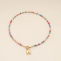 Collier de perles colorées avec pendentif lettre H dorée, style bohème chic pour femmes - Lettre H / Or