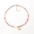 Bunte Perlenkette mit weißem Herz und goldem Buchstaben U Anhänger für Damen Mode neu. - Buchstabe U