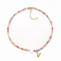 Bunte Perlenkette mit goldenem V Buchstaben Anhänger und Herz Schmuck Damen Boho Stil - Buchstabe V
