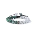 Naturstein Perlenarmband mit tibetischem Silber Abstandshalter und verstellbarem Kordel. - Weißer Howlith und Afrikanischer Kiefernstein