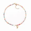 Nahaufnahme der bunten Perlenkette mit goldenem Buchstaben Y und Herzanhänger im Boho-Stil. - Buchstabe Y
