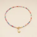 Collier de perles colorées pour femmes avec pendentif lettre L dorée, style bohème et chic. - Lettre L / Or