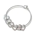 Silberner Edelstahl Herz Anhänger Armreif Schmuck, elegantes offenes Armband für Damen. - 6 Herzanhänger / Stahlfarben