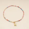 Collier de perles colorées avec pendentif lettre N dorée style bohème pour les femmes. - Lettre N / Or