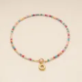 Collier de perles colorées minimaliste avec pendentif lettre O doré pour femme. - Lettre O / Or