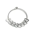 Edelstahl Herz Armreif Armband mit mehreren silbernen Anhängern, elegantes offenes Design. - 8 Gravierte Herzen / Stahlfarben
