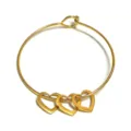 Goldenes Edelstahl Herz Armreif Armband mit vier süssen Anhängern für Damen Mode Schmuck. - 3 Herzanhänger / Gold