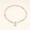 Collier de perles colorées avec un pendentif lettre M argenté élégant pour femme. - Lettre M / Acier