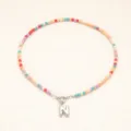 Collier de perles colorées avec pendentif lettre N en acier inoxydable, style bohème chic. - Lettre N / Acier