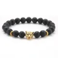 Herren 8mm schwarzer Lavastein Perlenarmband mit goldem Leopardenkopf Charms und Metallabstandshalter. - Lavastein-Stil / Schwarz & Gold