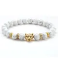 Herren Stretch Perlenarmband mit weißen Steinperlen und goldenem Leopardenkopf-Legierungs-Accessoire. - Weißer Howlith / Weiß und Gold