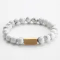 Bracciale di perle di howlite bianca con barra in metallo dorato gioielli casual donna uomo - Stile G - Turchese Bianco con Colonna in Oro Opaco