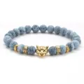 Bracciale di perle in pietra blu crepata con ciondolo testa di leopardo dorato, 8mm uomo - Blu e Oro