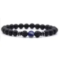 Mat zwarte vulkanische steen armband met blauwe kraal, stijlvolle yoga energie sieraden variante. - Matzwart en lapis lazuli