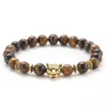 Bracciale da uomo in pietre naturali occhio di tigre con ciondolo testa di leopardo dorata. - Marrone Oro