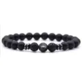 Mat zwarte kralenarmband met vulkanische lavastenen en metalen afstandshouders voor yoga. - Mat zwart + zwarte glanssteen