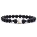 Klassieke 8mm mat zwarte lavasteen energie yoga kralen armband met witte centrale kraal. - Mat zwart + porseleinwit