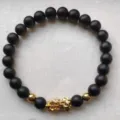 Pulsera de hombre de cuentas negras mate con colgante dorado Pi Xiu de la suerte y bolas. - Ágata mate