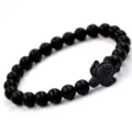 Schwarzes Perlenarmband mit Schildkröten Anhänger, elastisches Stein Armband für den Alltag. - Schwarz Matt & Schwarze Schildkröte