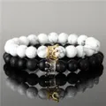 Paar Perlenarmband Set mit weissem Türkis schwarzem Stein und Zirkonia Kronen Anhängern. - Set C / Schwarzweiß Set