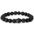 Schwarzes Lavastein Perlenarmband mit Zirkonia Kronenanhänger für Herren und Paare. - Vulkanstein Schwarz Matt mit Schwarzer Krone