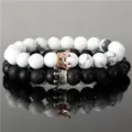 Paar Perlenarmband Set mit weißem Howlith und schwarzem Vulkanstein Kronen Charms. - Set B