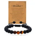 Detailansicht des schwarzen Lavastein und Tigerauge Perlenarmbands mit Grußkarte. - Lavastein & Tigerauge mit „Brother“-Karte