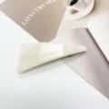 Close-up of elegant triangular resin hair clip with cream marble texture details - Nordic Off-White Marble (14)