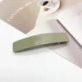 Détail d'une pince à cheveux rectangulaire en acétate vert sauge sur fond de magazine - Vert Olive (14)