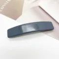 Gros plan d'une barrette rectangulaire en acétate gris foncé pour coiffure féminine - Gris Foncé (13)
