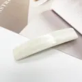 Vue détaillée d'une barrette à ressort rectangulaire en acétate crème au fini très élégant - Blanc Crème (9)
