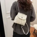 Modischer koreanischer weißer gesteppter Mini-Rucksack mit Kettenriemen und Drehverschluss - Gebrochenes Weiß