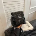 Eleganter kleiner schwarzer gesteppter Lackleder-Rucksack mit Kette und Drehverschluss - Schwarz