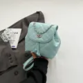 Minirucksack in Minzgrün mit Steppmuster, Silberkette und Drehverschluss. - Blau