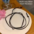 Vista detallada de un collar de cordón de cuero negro con un colgante de corazón. - Estilo Multiuso Cordón Cuero Corazón de Titanio