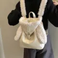Mochila de cuero sintético crema con orejas de conejo y ribete de peluche para invierno. - Blanco