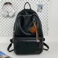 Mochila vintage grande de cuero suave negro para hombre con un lindo dije de oso - Negro Con Colgante De Conejo