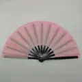 Vue détaillée d'un éventail de Kung Fu rose avec des côtes pailletées et cadre noir - c38 / Rose