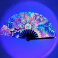 Grand éventail pliable réactif aux UV de 10 pouces avec motifs fluorescents - A35