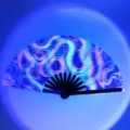 Detaillierte Nahaufnahme des UV-reaktiven, fluoreszierenden Kung-Fu-Fächers unter Schwarzlicht - A39