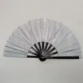 Detail van de witte reflecterende vouwwaaier met zwarte bamboe ribben en een prachtig design. - Wit Reflecterend