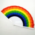 Bunte Regenbogen Faltfächer mit weißen Kunststoffrippen, ideal für Sommerpartys und Events. - Regenbogenfarbe (D16)