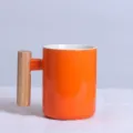 Tasse en céramique avec poignée en bois, tasse à café orange minimaliste pour bureau et maison. - Gobelets droits oranges