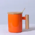 Tasse à café en céramique nordique avec poignée en bois, couvercle et cuillère pour maison. - Gobelet droit orange avec couvercle et cuillère