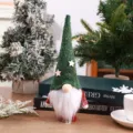 Weihnachtswichtel Plüschfigur mit grünem Pailletten Strickmütze für festliche Raumdekoration. - Jungenpuppe mit grünem Hut
