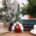Weihnachtswichtel Plüschfigur Detailansicht, süßer gesichtsloser Waldmann mit Strickmütze. - Mädchenpuppe mit grünem Hut