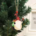 Weihnachtsbaum Holz Wichtel Hängeanhänger mit roter Karomütze und kleiner Geschenkbox - Rucksack-Stil