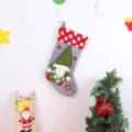 Große Weihnachtssocke mit süßem Wichtel, grauer Filz und roter Plüschstulpe für festliche Deko - Stehender Weihnachtsmann graue Socke